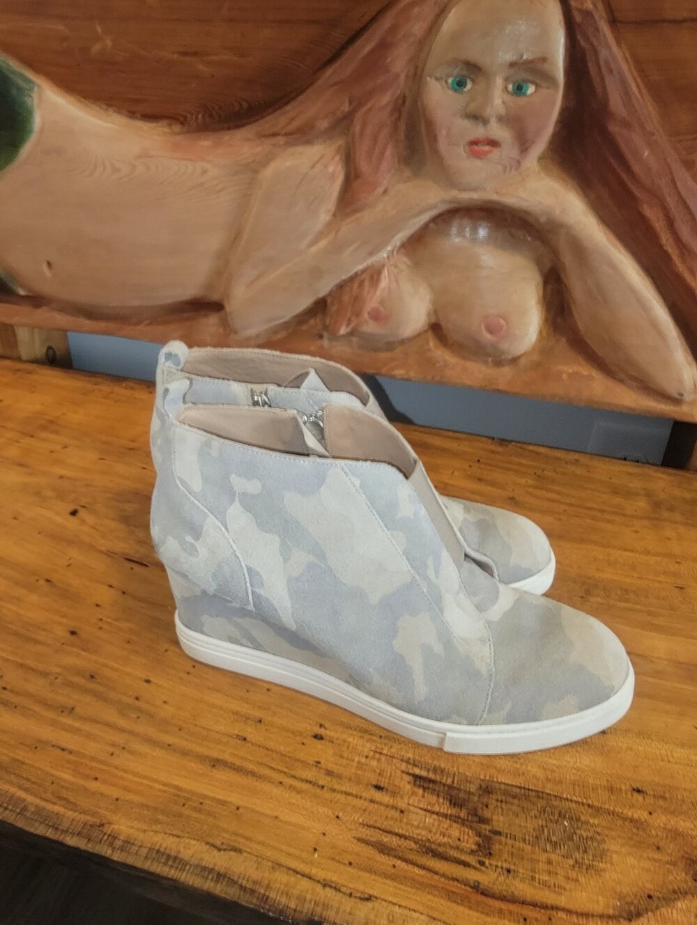 Linea Paolo "Felicia" Light Grey Camouflage Wedge Sneakers Size 7. Measures 10"
